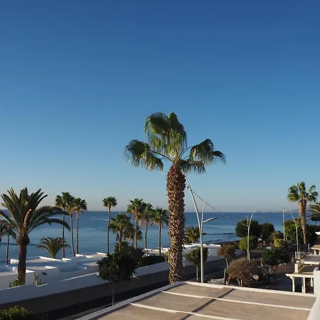 Sea View With Direct Access To Boulevard 아파트